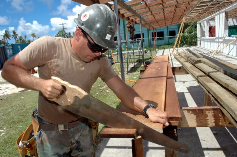 menuisier-CHATEAUVIEUX-min_worker_construction_building_carpenter_male_job_build_helmet-893290